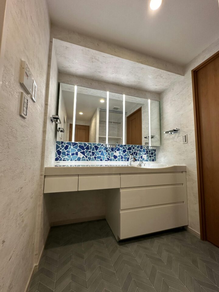 洗面台リフォーム】タイルで実現する高級感あふれる洗面空間 