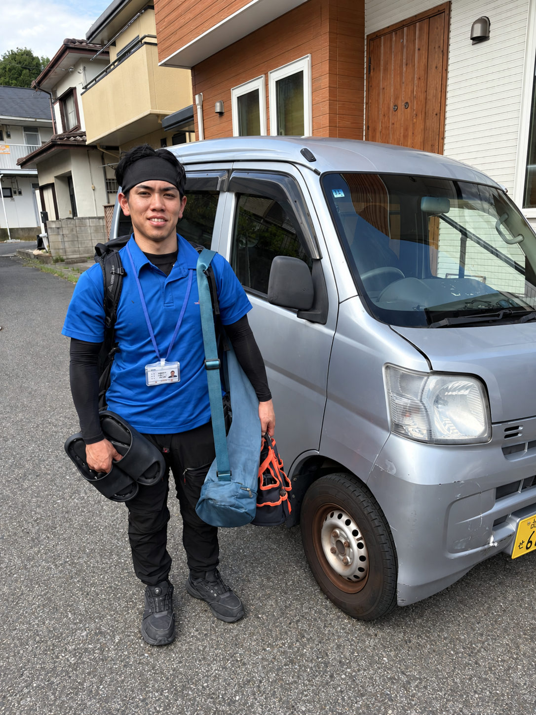 軽ワゴンで到着した洗濯機のまじんのスタッフ